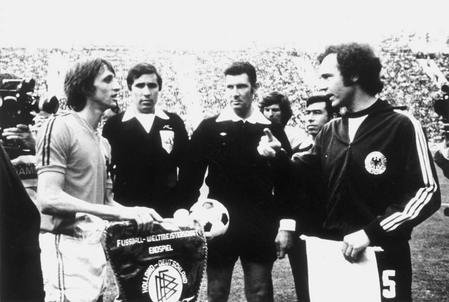 Johan Cruijff e Franz Beckenbauer si scambiano i gagliardetti prima della finale del Mondiale &#39;74 a Monaco di Baviera, poi vinta 2-1 dai tedeschi sugli olandesi